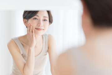 目の下のしわの原因と正しい目元ケアを徹底解説!年齢サインを感じたら、まずK@Oへ |K@O